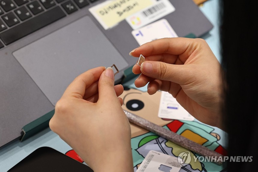 SK텔레콤, 오늘부터 유심 무료 교체
(서울=연합뉴스) 서대연 기자 = 가입자 유심(USIM) 정보를 탈취당한 SK텔레콤이 유심 무료교체 서비스를 시작한 28일 서울 시내 한 SKT 대리점에서 직원이 유심 교체를 하