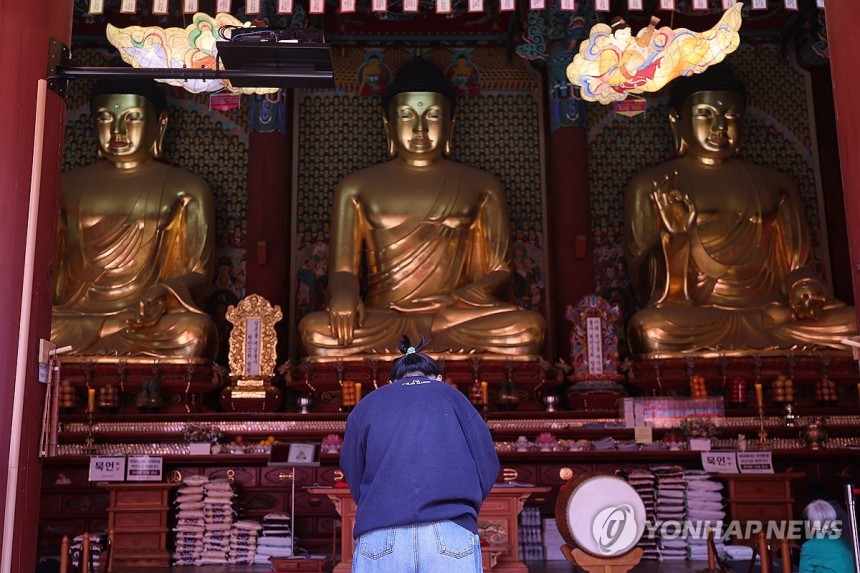 부처님오신날 앞두고 조계사 찾은 불자들 (서울=연합뉴스) 서대연 기자 = 부처님오신날을 일주일 앞둔 4월 28일 서울 종로구 조계사에서 신도들이 기도하고 있다.