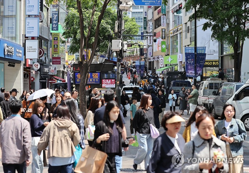 '한중일 황금연휴' 앞둔 명동 (서울=연합뉴스) = 사진은 28일 서울 명동을 걷는 시민과 외국인 관광객의 모습.2025.4.28