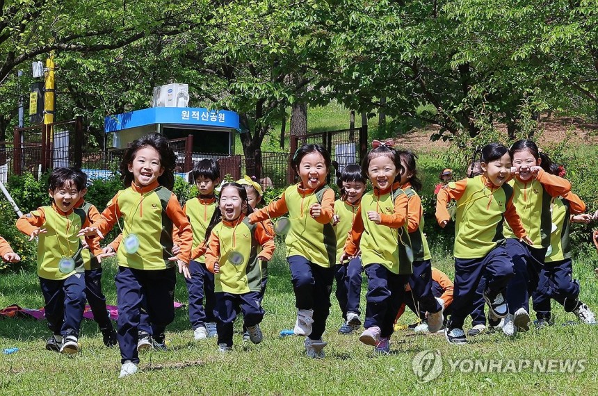 아이 앞에선 가급적 술 마시지 마세요!(인천=연합뉴스) 임순석 기자 = 어린이날 연휴를 사흘 앞둔 29일 인천 부평구 원적산공원에서 야외학습 나온 어린이들이 즐거워하며 달리고 있다.2025.4.29 soonseo