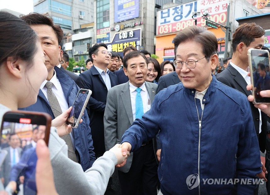 파기환송 판결 이후 '경청 투어' 시작한 이재명 후보
(포천=연합뉴스) 김주성 기자 = 대법원이 더불어민주당 이재명 대선 후보의 공직선거법 위반 사건에 대해 유죄 취지로 파기환송 판결을 한 1일 이 후보가 전국 각지