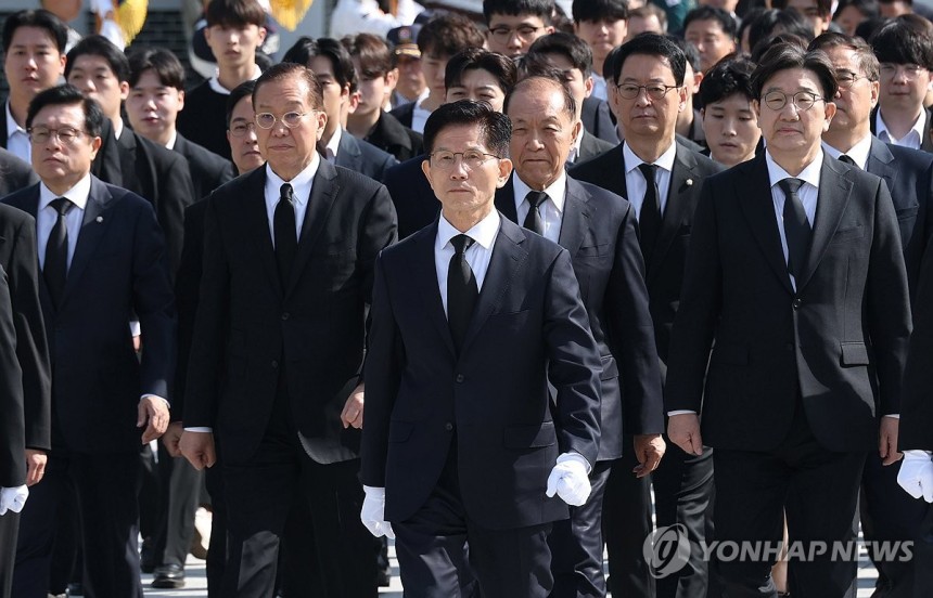국민의힘 김문수 후보, 지도부와 현충원 참배
(서울=연합뉴스) 류영석 기자 = 국민의힘 김문수 대선 후보가 4일 서울 동작구 국립서울현충원을 찾아 현충탑에 참배하고 있다. 2025.5.4 [공동취재] ondol@yn