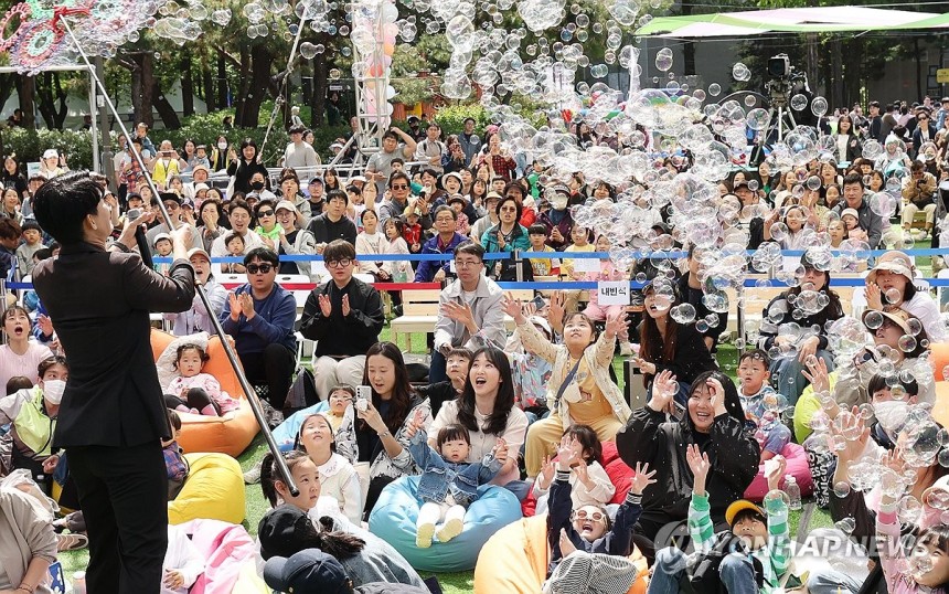 노원구 어린이날 축제 (서울=연합뉴스) 4일 서울 노원구 등나무문화공원에서 열린 노원구 어린이날 축제에 어린이와 학부모들이 비눗방울 공연을 즐기고 있다.2025.5.4 [노원구 제공.재판매 및 DB 금지] pho