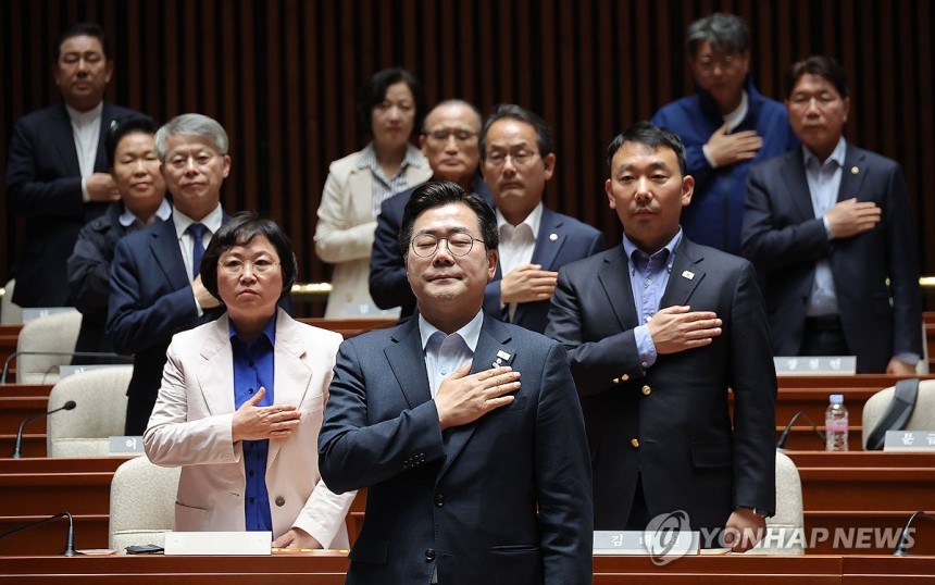 주말 긴급 의원총회 연 더불어민주당
(서울=연합뉴스) 류영석 기자 = 더불어민주당 박찬대 원내대표를 비롯한 의원들이 4일 국회에서 열린 긴급 의원총회에서 국기에 경례를 하고 있다. 2025.5.4 ondol@yna.