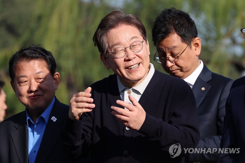 제천 의림지 찾아 지지 호소하는 이재명 후보
(제천=연합뉴스) 김주성 기자 = 더불어민주당 이재명 대선 후보가 '골목골목 경청투어' : 단양8경편'에 나선 4일 충북 제천군 의림지를 찾아 도민들에게 지지를 호소하고 
