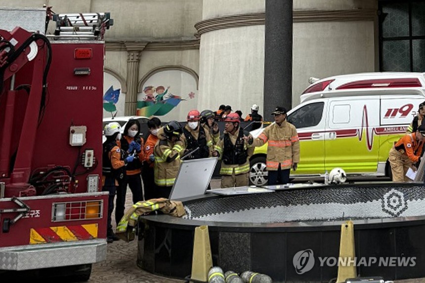 일산화탄소 추정 가스중독…완도 리조트 손님 14명 경상 (완도=연합뉴스) 5일 오전 전남 완도군 완도읍 한 리조트에서 숙박객 14명이 두통과 어지럼증 등 가스중독 증상을 보여 소방 당국이 환자 이송을 준비하고 있다.