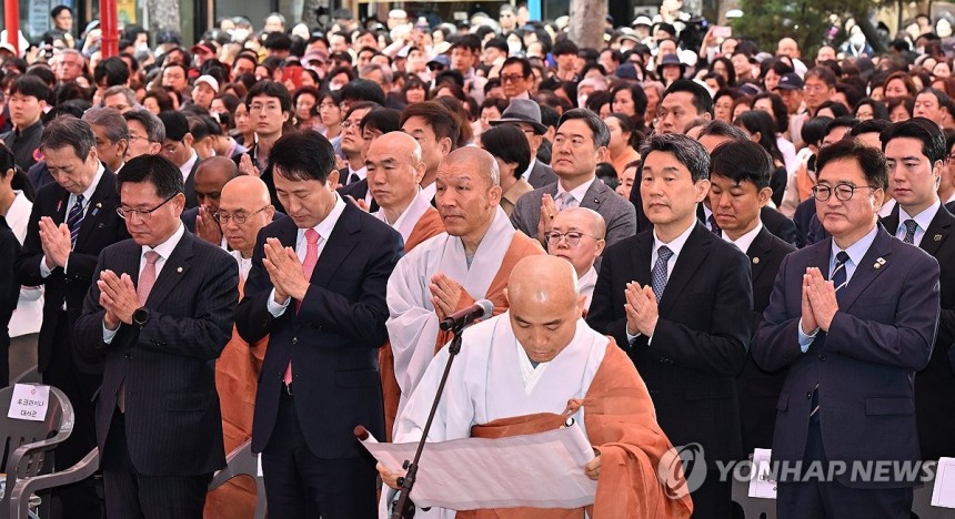 합장하는 이주호 권한대행 (서울=연합뉴스) 한상균 기자 = 이주호 대통령 권한대행 부총리 겸 교육부 장관이 5일 서울 종로구 조계사에서 열린 불기 2569년 부처님오신날 봉축법요식에서 우원식 국회의장,오세훈 서울시