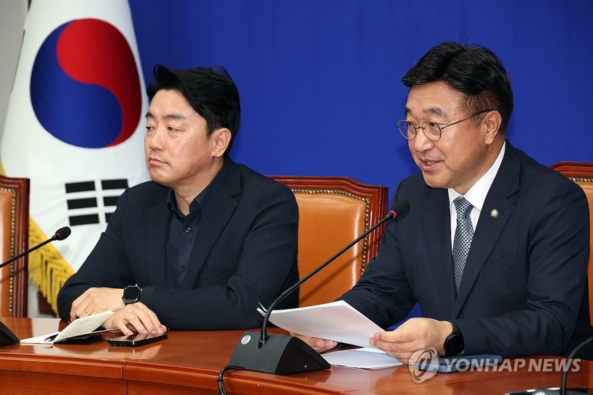 기자간담회 하는 윤호중 총괄선대본부장
(서울=연합뉴스) 박동주 기자 = 5일 서울 여의도 국회에서 더불어민주당 윤호중 총괄선대본부장이 기자간담회를 하고 있다. 2025.5.5 pdj6635@yna.co.kr
