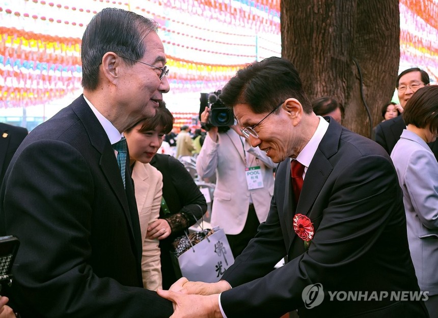 봉축법요식 마치며 인사하는 김문수 대선 후보와 한덕수 대선 예비후보
(서울=연합뉴스) 한상균 기자 = 국민의힘 김문수 대선 후보(오른쪽)와 무소속 한덕수 대선 예비후보가 5일 서울 종로구 조계사에서 열린 불기 256