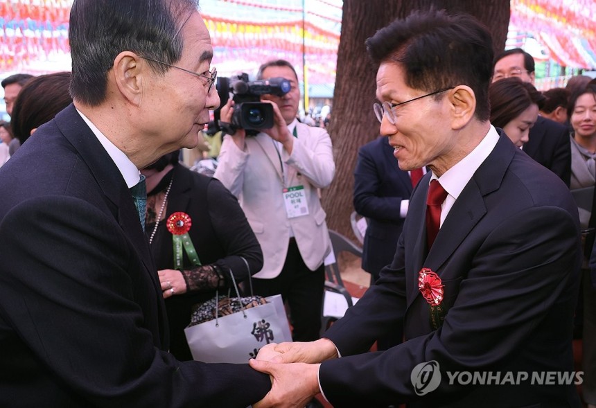 봉축법요식 마치며 인사하는 김문수 대선 후보와 한덕수 대선 예비후보
(서울=연합뉴스) 한상균 기자 = 국민의힘 김문수 대선 후보(오른쪽)와 무소속 한덕수 대선 예비후보가 5일 서울 종로구 조계사에서 열린 불기 256