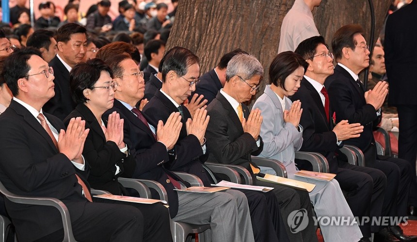 부처님오신날 합장한 대선 후보와 정당 정치인들
(서울=연합뉴스) 한상균 기자 = 5일 서울 종로구 조계사에서 열린 불기 2569년 부처님오신날 봉축법요식에서 대선 후보와 정당 정치인들이 합장하고 있다. 
    오른