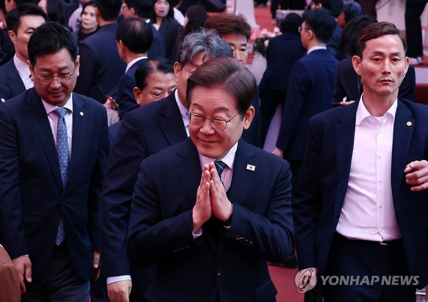 봉축법요식 마친 이재명 후보
(서울=연합뉴스) 윤동진 기자 = 더불어민주당 이재명 대선 후보가 5일 서울 종로구 조계사에서 열린 불기 2569년 부처님오신날 봉축법요식을 마친 후 이동하고 있다. 2025.5.5 mo