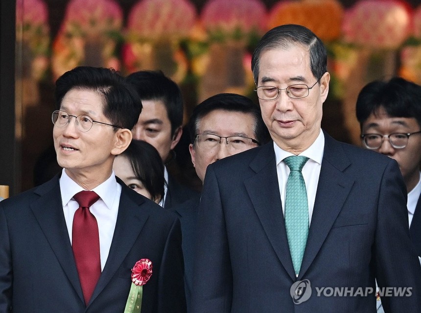 김문수 후보와 한덕수 후보의 입장
(서울=연합뉴스) 한상균 기자 = 국민의힘 김문수 대선 후보(왼쪽)와 무소속 한덕수 대선 예비후보가 5일 서울 종로구 조계사에서 봉축법요식에 입장하고 있다. 2025.5.5 xyz@