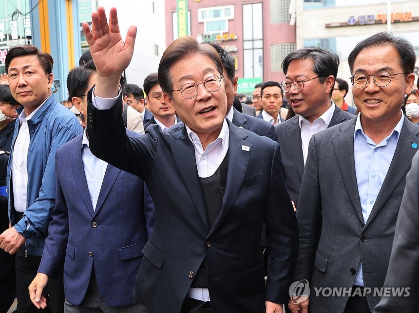 시민들에게 인사하는 이재명 후보
(양평=연합뉴스) 홍기원 기자 = 더불어민주당 이재명 대선 후보가 5일 경기도 양평군 양평물맑은시장에서 열린 '골목골목 경청투어'에서 시민들에게 인사하고 있다. 2025.5.5 xan