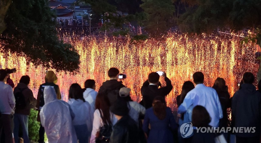 어둠 밝히는 함안낙화놀이 (함안=연합뉴스) 김동민 기자 = 부처님오신날이자 어린이날인 5일 오후 경남 함안군 함안면 무진정에서 '제32회 함안낙화놀이 공개행사'가 열리고 있다.숯과 한지를 꼬아 만든 낙화봉 