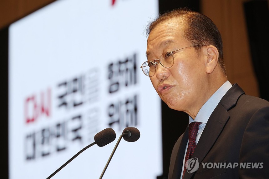의총서 발언하는 권영세 비상대책위원장
(서울=연합뉴스) 박동주 기자 = 국민의힘 권영세 비상대책위원장이 5일 서울 여의도 국회에서 열린 의원총회에서 발언하고 있다. 2025.5.5 pdj6635@yna.co.kr