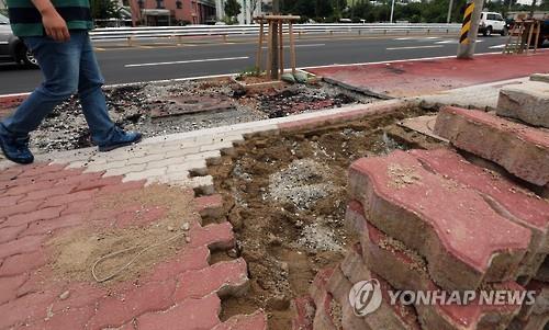 U대회 진입도로 서광주로 보강공사 [연합뉴스 자료사진]