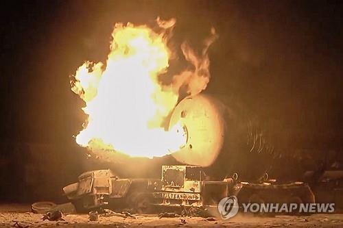 지난 4월 미군 공격으로 불타는 예멘의 석유 관련 시설 [AP 연합뉴스 자료 사진.재판매 및 DB 금지]