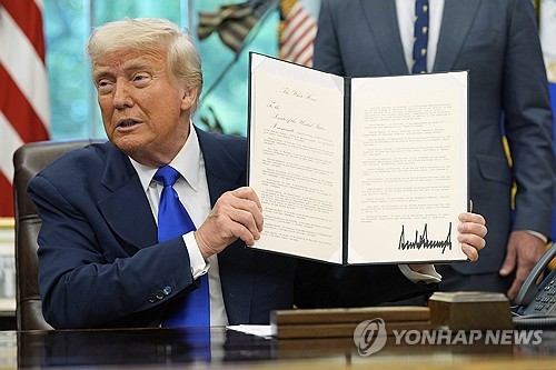 행정명령 서명하는 트럼프
[워싱턴 AP=연합뉴스. 재판매 및 DB 금지]