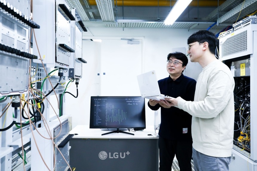 LG유플러스 임직원이 클라우드 랜 AI 네트워크 자동화 기술을 검증하는 모습.[LG유플러스 제공.재판매 및 DB 금지]