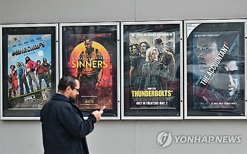 미국 캘리포니아 한 극장에 내걸린 영화 포스터 
[AFP 연합뉴스. 재판매 및 DB 금지]