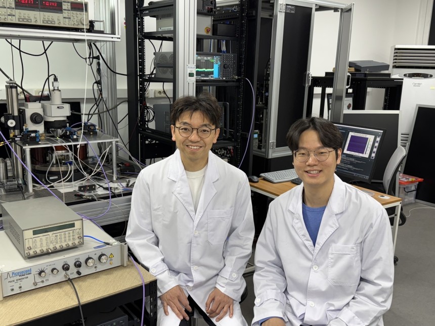 자석으로 양자컴퓨터 기술 실증한 연구팀 왼쪽부터 KAIST 물리학과 김갑진 교수와 송무준 박사 [KAIST 제공.재판매 및 DB 금지] 