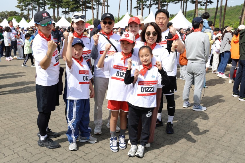 '2025 국제어린이마라톤'에 일가족 9명 총출동
(서울=연합뉴스) 성도현 기자 = 6일 서울 마포구 월드컵공원에서 국제아동권리 비정부기구(NGO) 세이브더칠드런과 국가기간뉴스통신사 연합뉴스가 공동 주최한 '2025