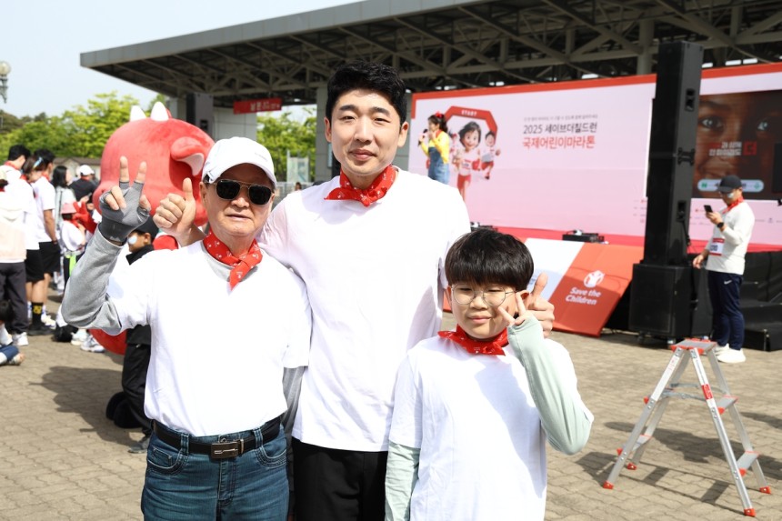 '2025 국제어린이마라톤' 참가한 삼부자
(서울=연합뉴스) 성도현 기자 = 6일 서울 마포구 월드컵공원에서 국제아동권리 비정부기구(NGO) 세이브더칠드런과 국가기간뉴스통신사 연합뉴스가 공동 주최한 '2025 국제어