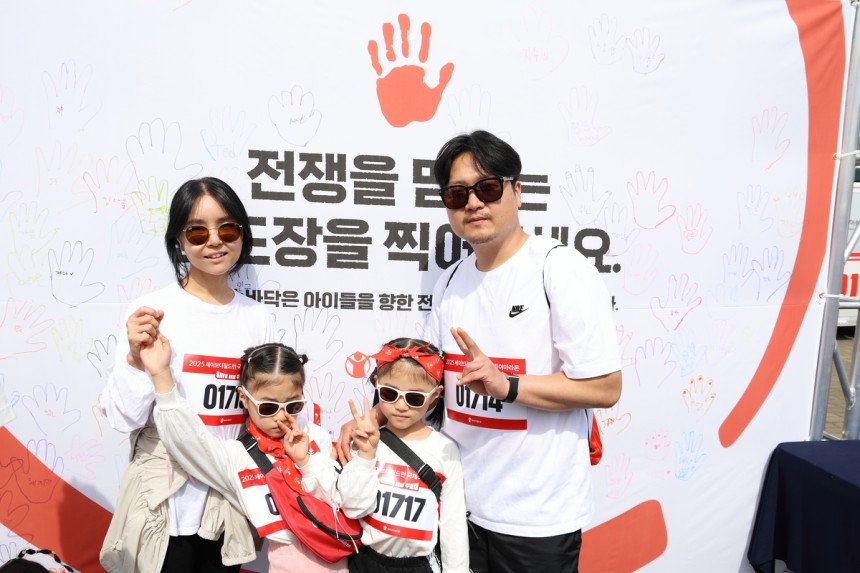 '2025 국제어린이마라톤' 참가 가족
(서울=연합뉴스) 성도현 기자 = 6일 서울 마포구 월드컵공원에서 국제아동권리 비정부기구(NGO) 세이브더칠드런과 국가기간뉴스통신사 연합뉴스가 공동 주최한 '2025 국제어린이