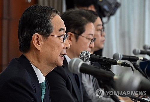 발언하는 한덕수 후보
    (서울=연합뉴스) 무소속 한덕수 대통령선거 예비후보가 6일 서울 중구 코리아나호텔에서 열린 관훈토론회에서 기조연설을 하고 있다. 2025.5.6 [국회사진기자단]
    utzza@yna