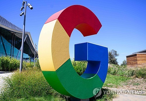 구글 로고 (AFP=연합뉴스 자료사진) 2024년 8월 13일 촬영된 미국 캘리포니아주 마운틴뷰 소재 구글 본사 베이뷰 캠퍼스에 있는 구글 로고 조형물.(Photo by Josh Edelson / AFP) 2025