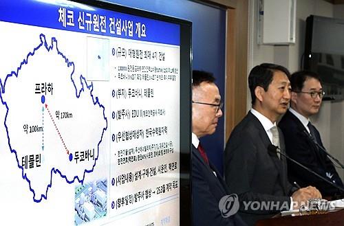 체코 원전 수주 관련 브리핑 (세종=연합뉴스) 배재만 기자 = 안덕근 산업통상자원부 장관(가운데)이 18일 오전 정부세종청사에서 체코 신규원전 건설사업 우선협상대상자 선정과 관련한 브리핑을 하고 있다.왼쪽은 