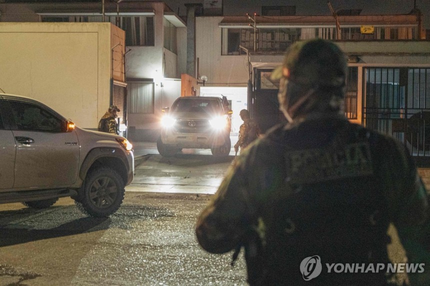 페루 금광 보안요원 시신 안치소에서 경계 근무하는 경찰 [트루히요 AFP=연합뉴스.재판매 및 DB 금지]