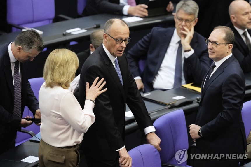 신임투표 부결뒤 떠나는 메르츠 대표 [AP 연합뉴스.재판매 및 DB 금지] 