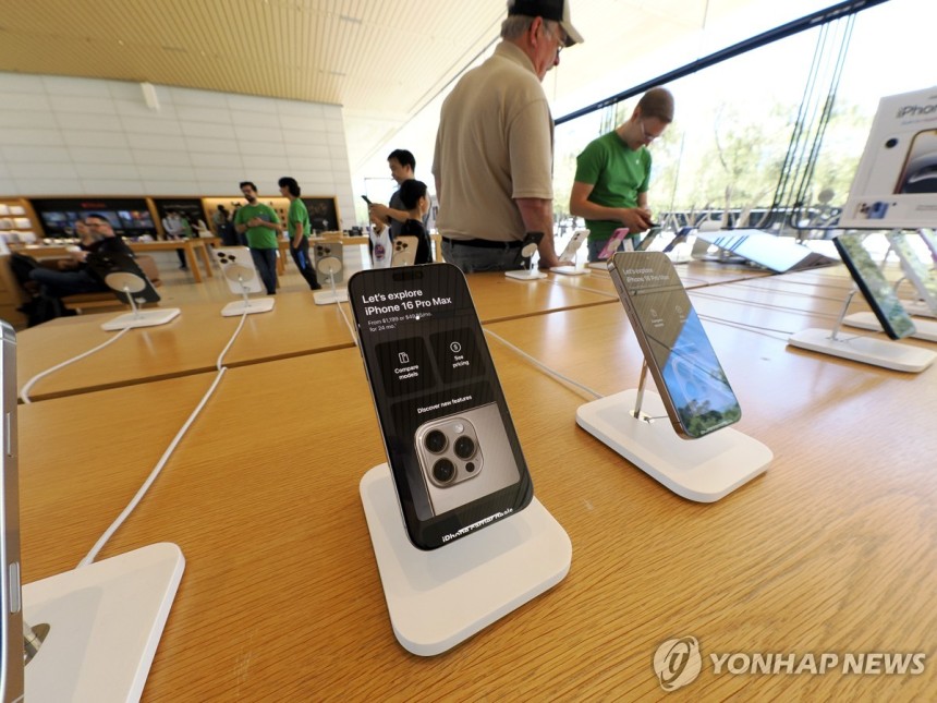 애플 매장에 전시된 아이폰 [EPA 연합뉴스 자료사진.재판매 및 DB 금지]