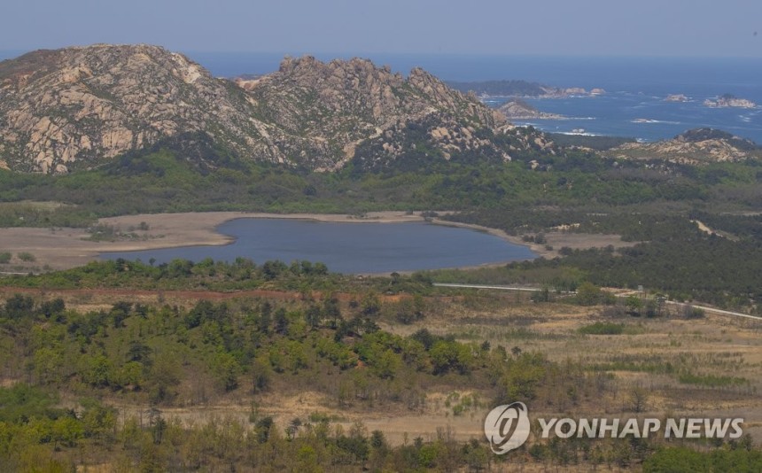 금강산 전망대에서 바라본 금강산 구선봉과 감호 (고성=연합뉴스) 윤동진 기자 = 4·27 남북정상회담 1주년인 27일 금강산전망대에서 바라본 금강산 구선봉과 감호의 모습.2019.4.27 