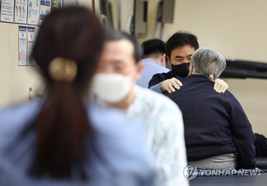 서북병원서 치료 받는 어르신 (서울=연합뉴스) 류영석 기자 = 4일 서울 지역 첫 치매안심병원으로 지정된 은평구 서북병원에서 어르신들이 물리 치료를 받고 있다.2024.4.4 