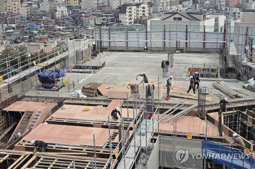 부동산 침체.상승하는 공사비 (서울=연합뉴스) 류영석 기자 = 부동산 경기 침체 속에 건설 공사비가 가파르게 상승하며 주요 대형 건설사 매출 원가율이 평균 90%를 넘은 것으로 나타난 가운데 16일 서울의 한 건