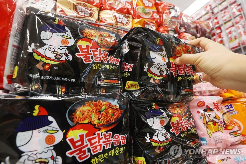 불닭볶음면 가격 안 오른다 (서울=연합뉴스) 진연수 기자 = 삼양식품이 '불닭볶음면' 등 라면 가격을 동결한다.식품업계에 따르면 삼양식품은 라면과 스낵류,소스류 제품의 가격을 동결하기로 결정했다.사진은 26일 