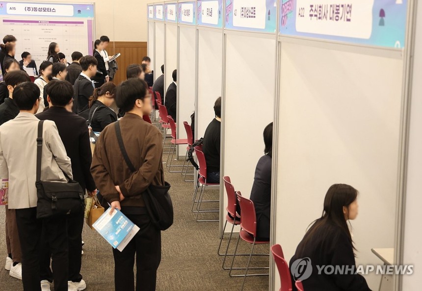 현장 면접 보는 청년 구직자들 [연합뉴스 자료사진]