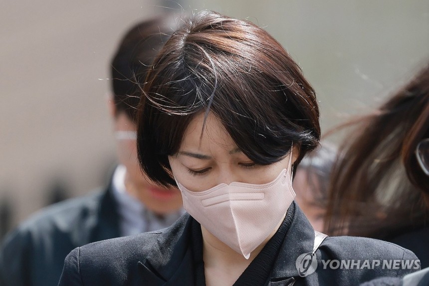 1심서 벌금형 선고받은 문다혜 씨
(서울=연합뉴스) 신현우 기자 = 음주운전과 불법 숙박업 혐의로 기소된 문재인 전 대통령의 딸 다혜 씨가 17일 서울 마포구 서울서부지방법원에서 열린 1심 선고 공판을 마친 뒤 차량