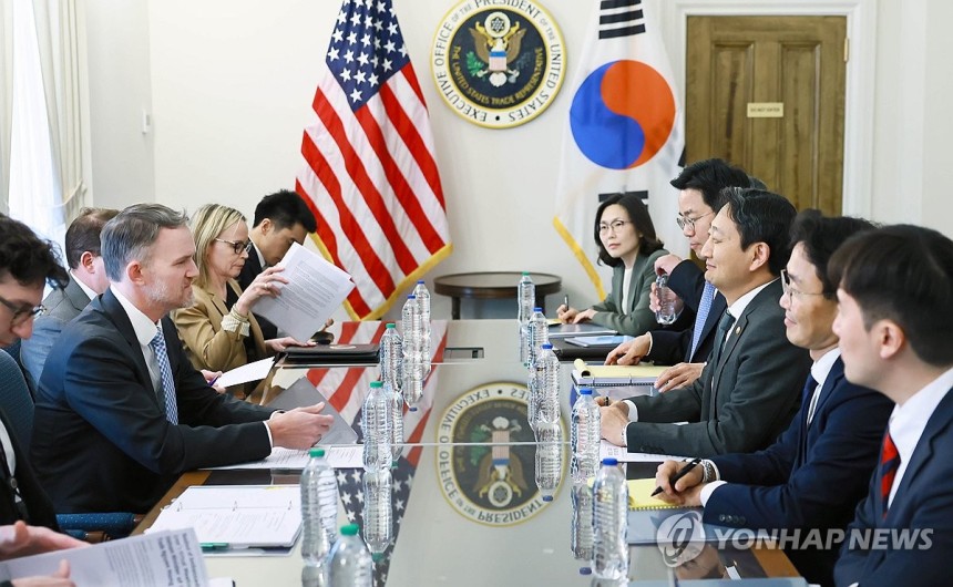 안덕근 장관과 미국 무역대표부 대표 면담 (서울=연합뉴스) 안덕근 산업통상자원부 장관이 24일(현지시간) 미국 워싱턴DC 무역대표부(USTR) 회의실에서 제이미슨 그리어 미국 무역대표부 대표와 면담하고 있다.202