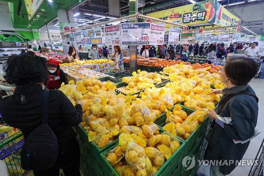 제철 맞은 참외ㆍ수박 가격 하락 [연합뉴스 자료 사진]