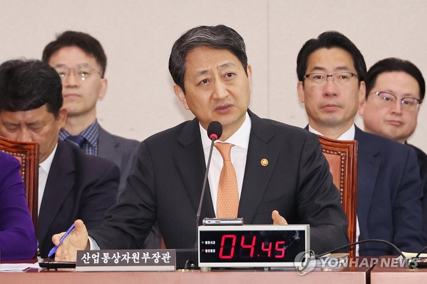 '2+2 한미 통상협의' 관련 답변하는 안덕근 산업부 장관 (서울=연합뉴스) 김주성 기자 = 안덕근 산업통상자원부 장관이 29일 서울 여의도 국회에서 열린 산업통상자원중소벤처기업위원회 전체회의에서 '2+2 장관급 한