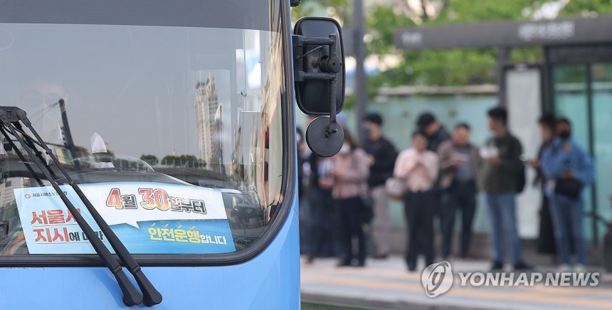 노사협상 결렬로 '준법투쟁' 돌입한 서울 시내버스 노조
(서울=연합뉴스) 김성민 기자 = 서울 시내버스 노사협상이 결렬되면서 노조가 '준법투쟁'에 돌입한 30일 오전 서울역 앞 버스환승센터의 한 버스에 준법투쟁 안내