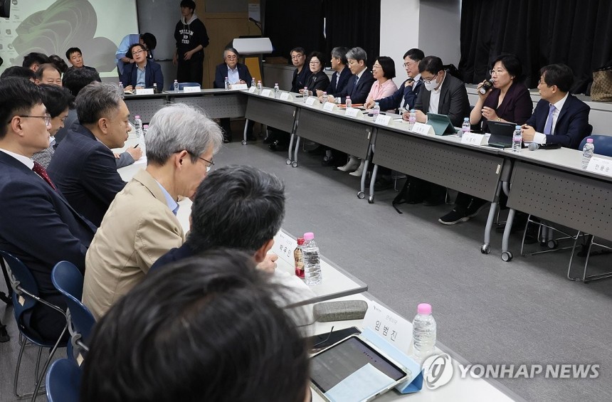 교육부-의대학장단 간담회 (서울=연합뉴스) 이정훈 기자 = 30일 서울 종로구 서울대학교 치과병원에서 교육부-의대학장단 간담회가 열리고 있다.2025.4.30 