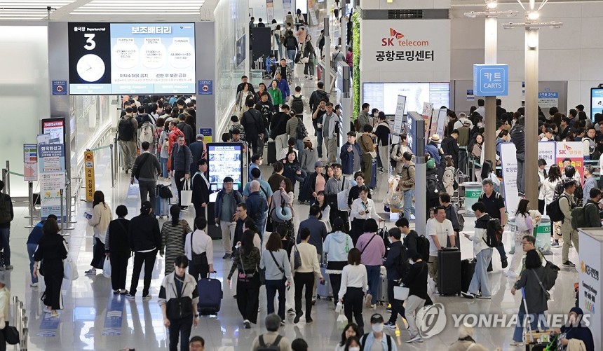 지난 5월 1일 황금연휴 공항 인파 [연합뉴스 자료사진]