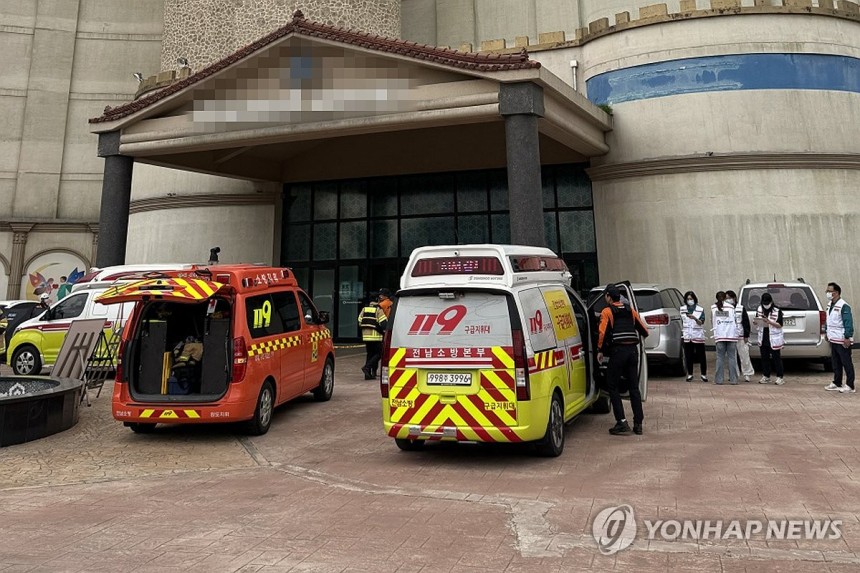 일산화탄소 추정 가스중독…어린이날 리조트 손님 14명 경상 (완도=연합뉴스) 5일 오전 전남 완도군 완도읍 한 리조트에서 숙박객 14명이 두통과 어지럼증 등 가스중독 증상을 보여 119구급대가 환자 이송을 준비하고 
