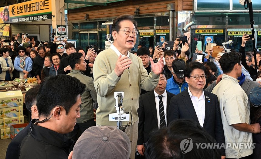 증평 장터에서 연설하는 이재명 후보
(증평=연합뉴스) 류영석 기자 = 더불어민주당 이재명 대선 후보가 '골목골목 경청투어' : 국토종주편'에 나선 6일 충북 증평군 증평장뜰시장에서 지지를 호소하고 있다. 2025.5