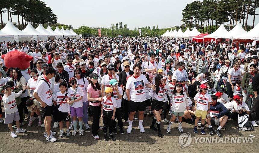 '2025 국제어린이마라톤 대회'
(서울=연합뉴스) 김성민 기자 = 6일 서울 마포구 월드컵공원에서 국제아동권리 비정부기구(NGO) 세이브더칠드런과 국가기간뉴스통신사 연합뉴스가 공동 주최한 '2025 국제어린이마라톤